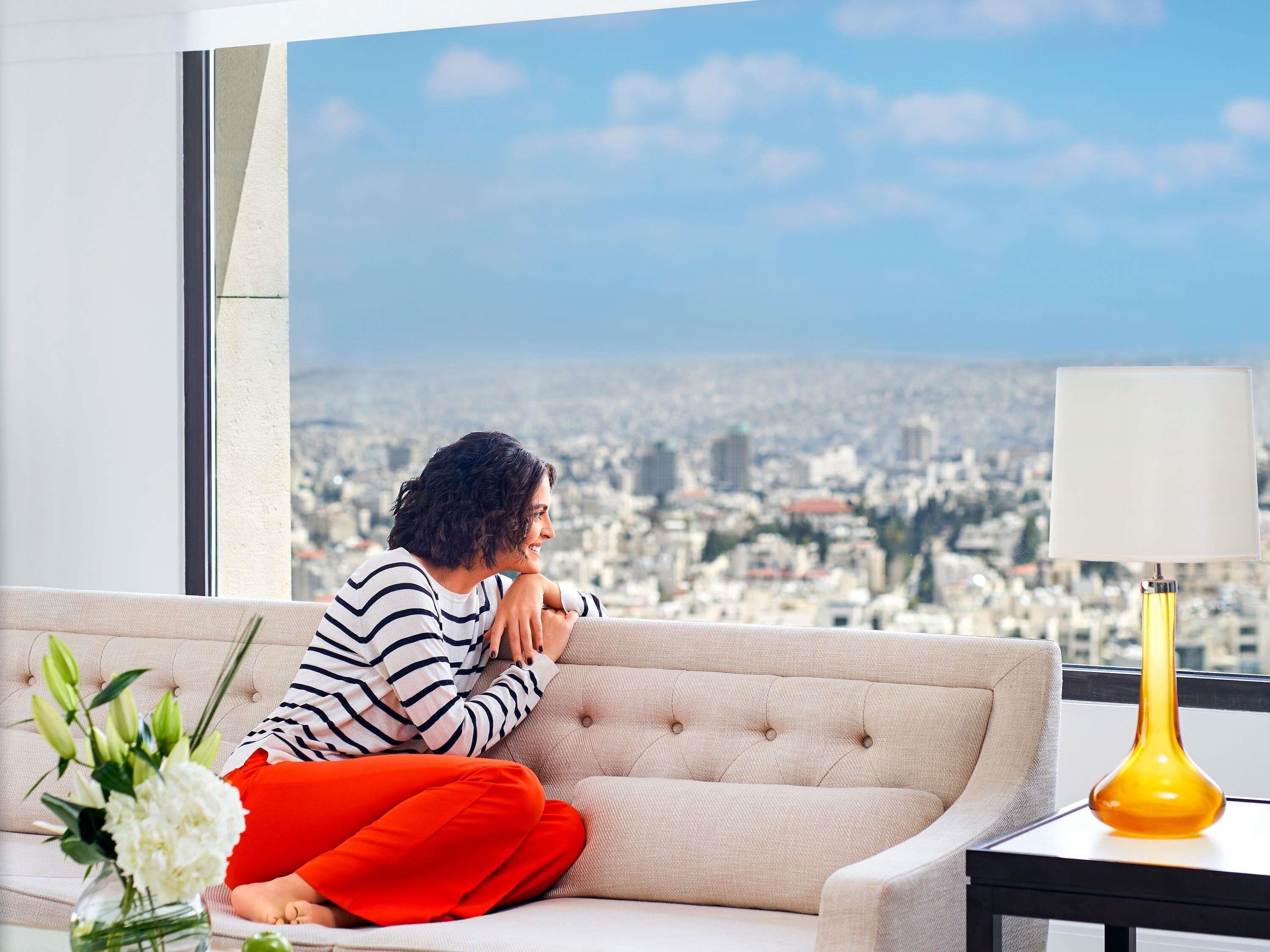 Bộ đồ giường cao cấp, chăn bông, minibar, két bảo mật tại phòng 