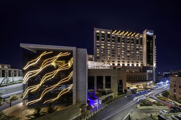 Fachada de la propiedad por la tarde o noche