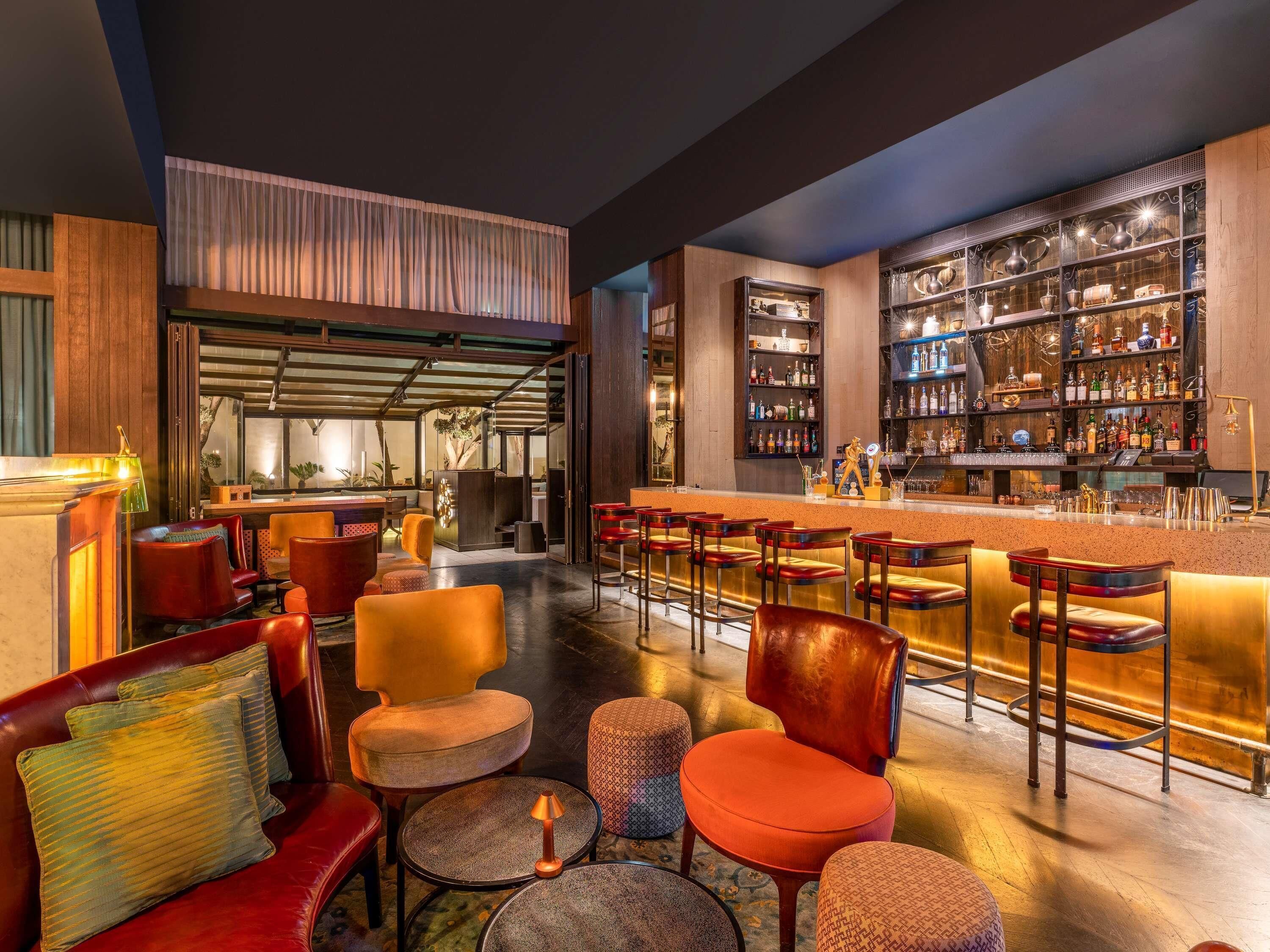 2 quầy bar/khu lounge, bar ở tầng thượng 