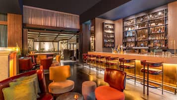 2 quầy bar/khu lounge, bar ở tầng thượng
