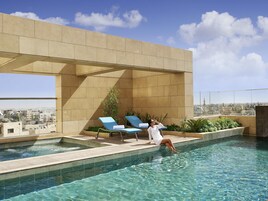Una piscina al aire libre de temporada, camas de piscina gratis
