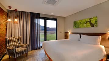 Sengetøy av topp kvalitet, minibar og safe på rommet