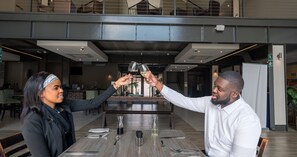 2 restaurants, breakfast, lunch, dinner served; international cuisine - ANEW Resort Vulintaba Newcastle (Newcastle)