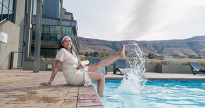 Una piscina al aire libre