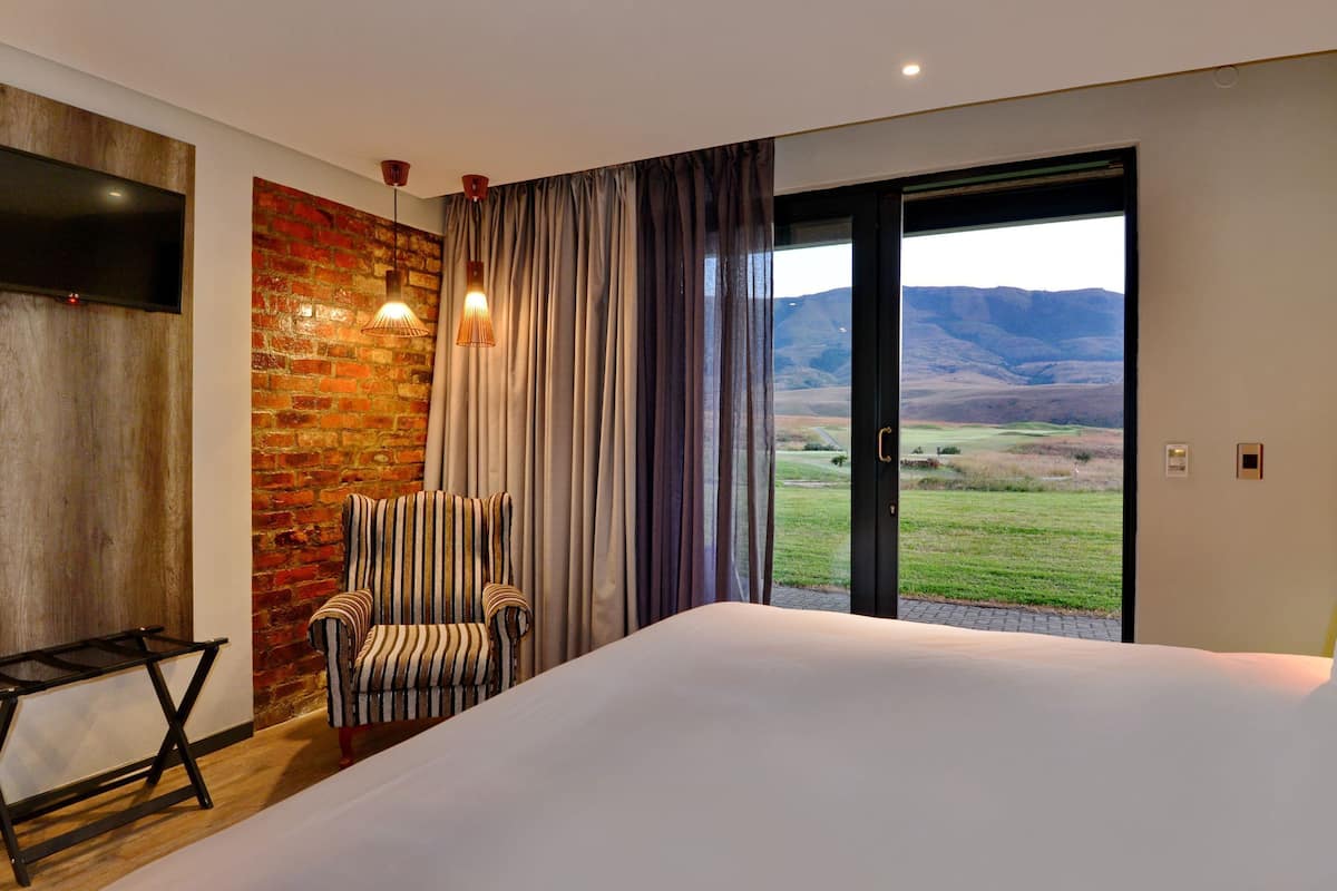 1 bedroom, premium bedding, minibar, in-room safe