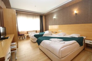 عناصر مجانية داخل الميني بار ومكتب ومكواة/لوح كي وأسرّة قابلة للطي