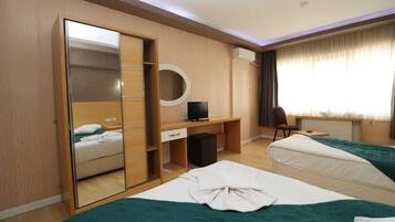 Minibar con artículos gratuitos y escritorio