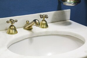 Chuveiro, produtos de toalete grátis, secador de cabelo 