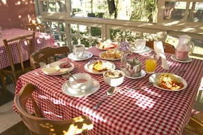 Free daily buffet breakfast  - Pousada Casa Rosa (Canela)