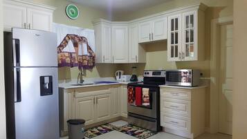 Apt 10, Executive Suites - Palms of Ottawa | Cozinha privada | Geladeira, micro-ondas, fogão, cooktop