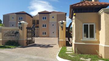 Pintu masuk properti