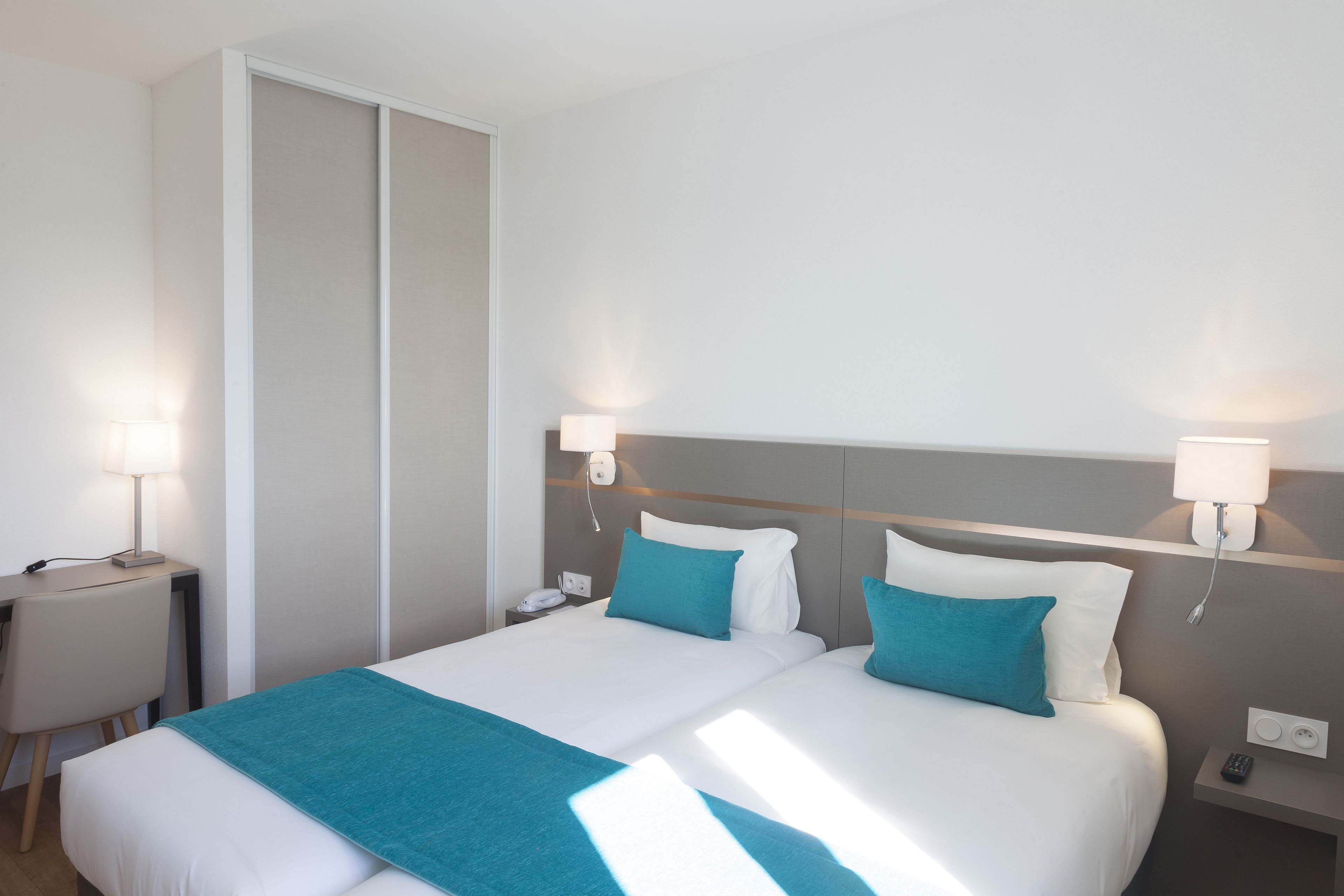 deluxe suite, lake view | 2 bedrooms, minibar, in-room safe, desk