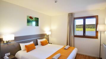 1 chambre, minibar, coffres-forts dans les chambres, bureau