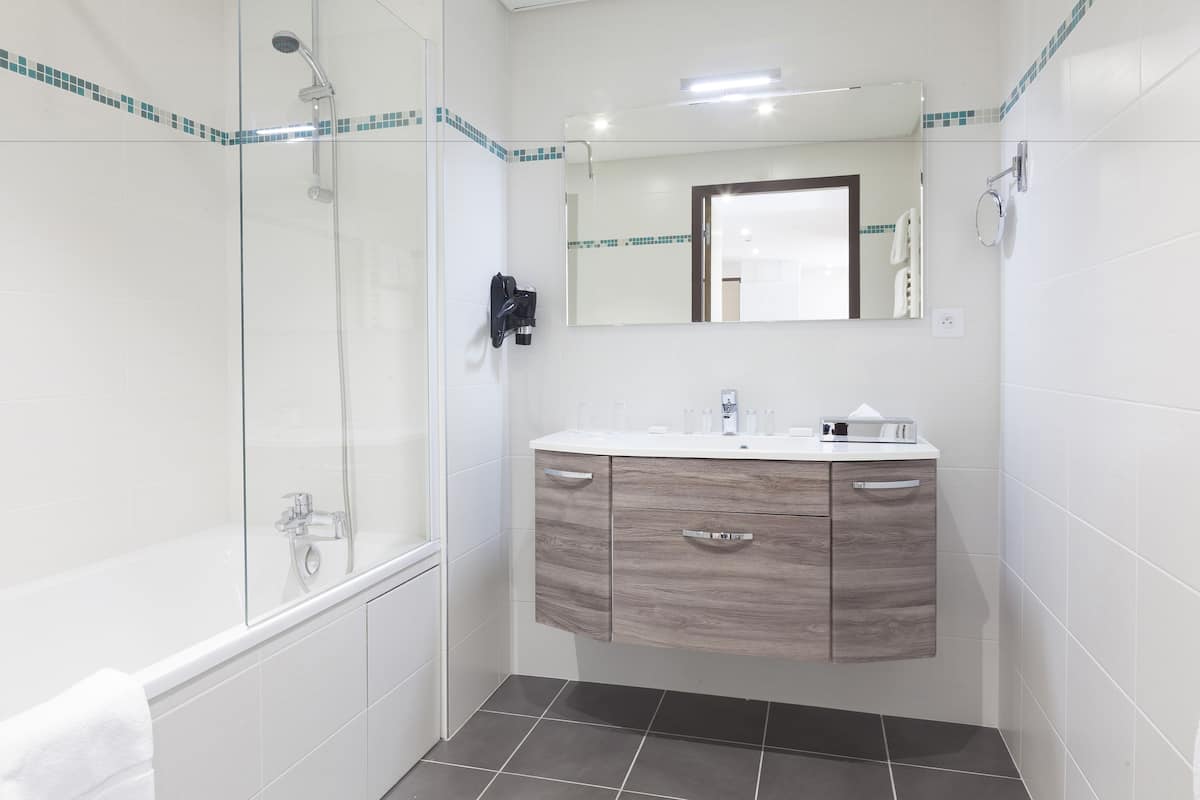 family suite, lake view | bathroom | free toiletries, hair dryer, bathrobes, slippers