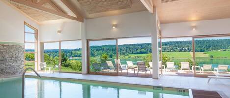 Innenpool, geöffnet von 09:00 Uhr bis 20:00 Uhr, Liegestühle