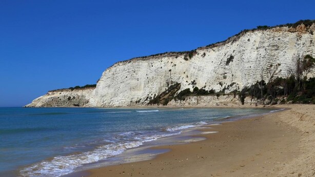 A beach with white cliffs and clear blue water. - Eraclea Minoa Village (Cattolica Eraclea)