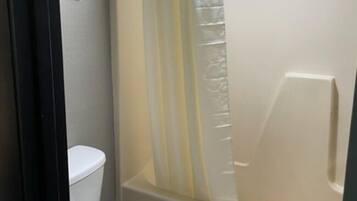 Bañera con ducha, artículos de tocador gratuitos, secador de pelo