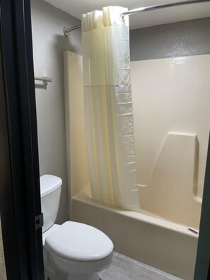 Duschwanne, kostenlose Toilettenartikel, Haartrockner, Handtücher