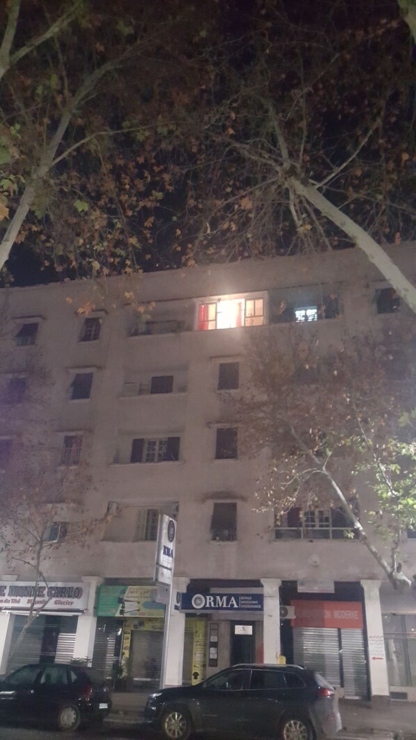 A multi-story building with a visible storefront on the ground floor. - Rayan apartment fes medina (Fes)