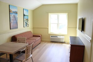 Family Suite, Kitchenette | Premium bedding, pillowtop beds, in-room safe, desk - Surfside On The Lake (Lake George)