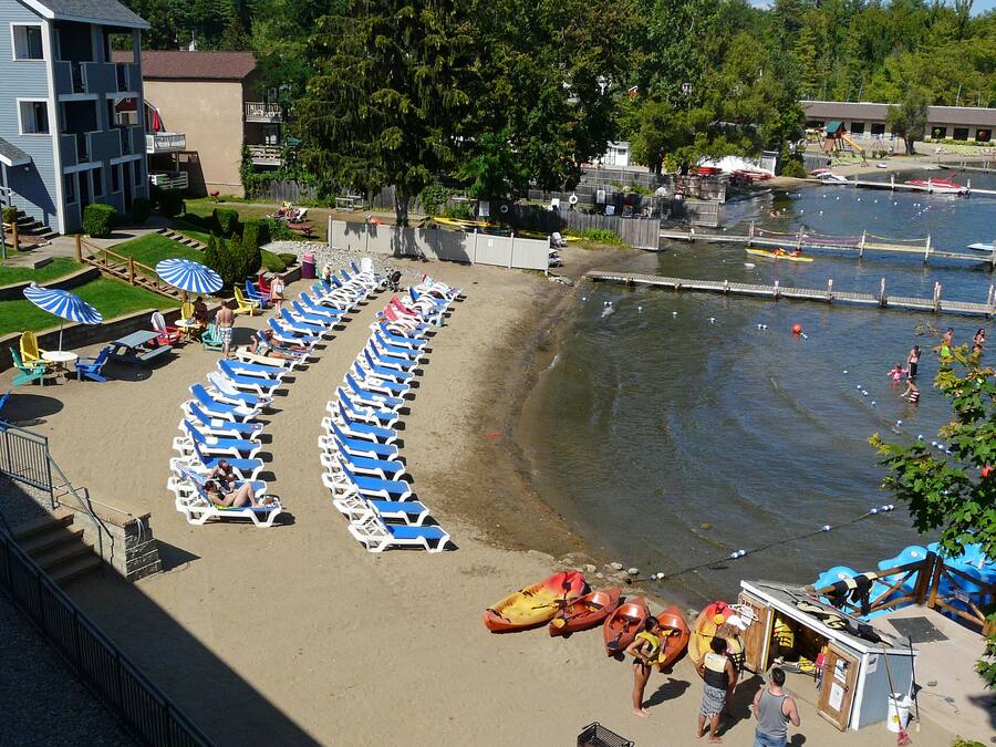 Een privéstrand, ligstoelen aan het strand, kajakken