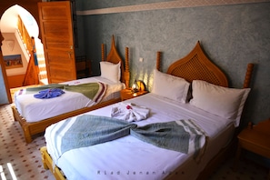 Sengetøy av topp kvalitet, skrivebord, blendingsgardiner og lydisolert