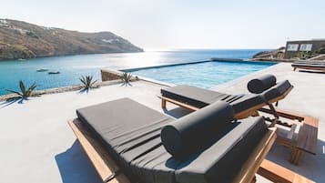 2BD Villa, Sea view and Shared Pool | Balcony