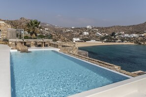 Piscine extérieure, parasols de plage, chaises longues