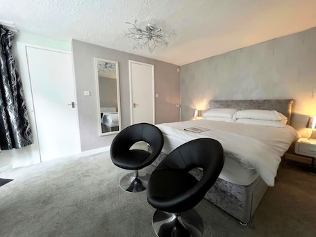 Tabla de planchar con plancha, wifi gratis y ropa de cama