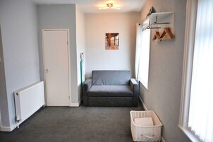 Familienzimmer, mit Bad (Family Suite 9) | Bügeleisen/Bügelbrett, kostenloses WLAN, Bettwäsche