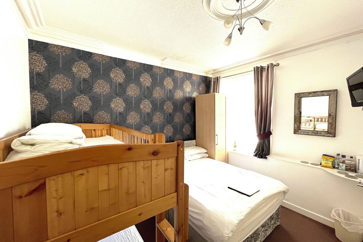 Quarto famĆlia (Family room 4) | Ferros/tĆ”buas de passar roupa, Wi-Fi de cortesia, roupa de cama