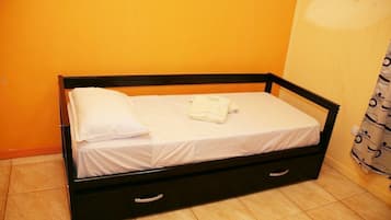 Cabin (Quadruple) | Iron/ironing board, rollaway beds, free WiFi