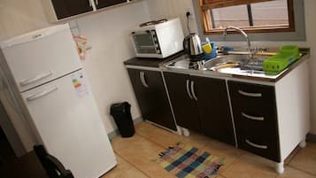 Fridge, oven, stovetop, cookware/dishes/utensils
