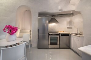Superior House | Private kitchen | Full-size fridge, oven, stovetop, dishwasher