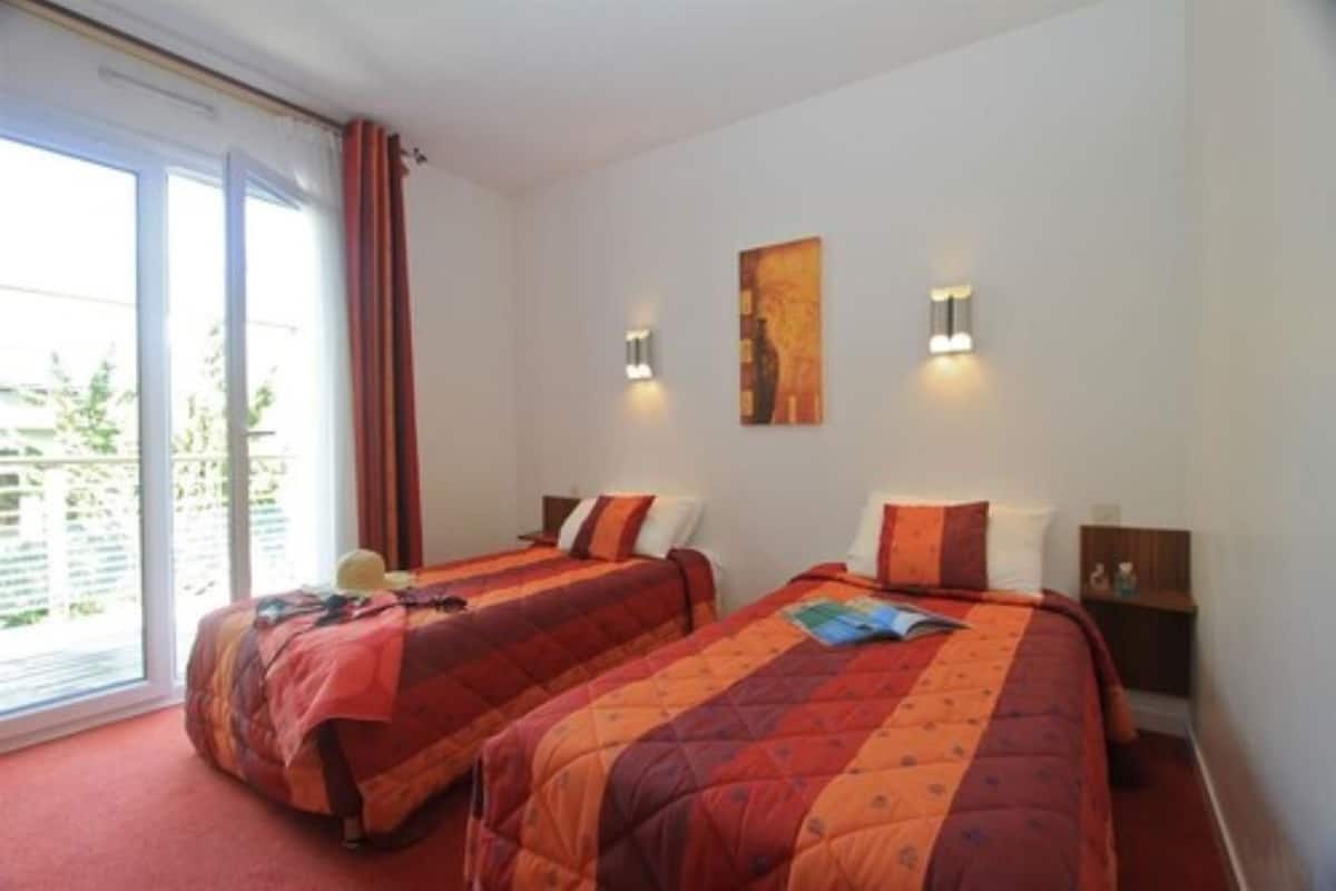 Habitación con 2 camas individuales | Escritorio, camas extra gratis y wifi gratis