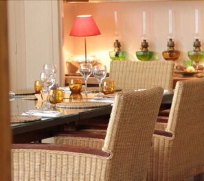 朝食、ランチ、ディナーに営業 (多国籍料理)