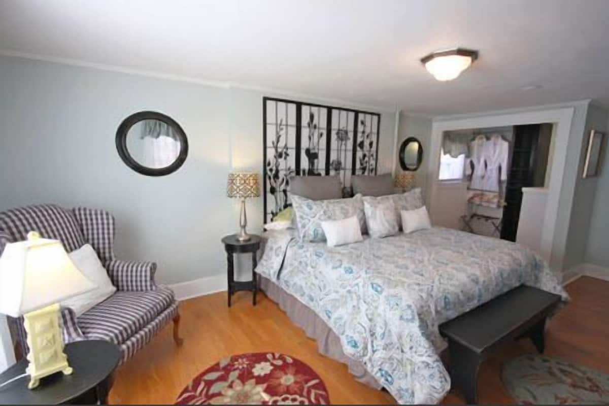 Suite, 1 cama King size, cocineta, en el área del jardín | Tabla de planchar con plancha y wifi gratis
