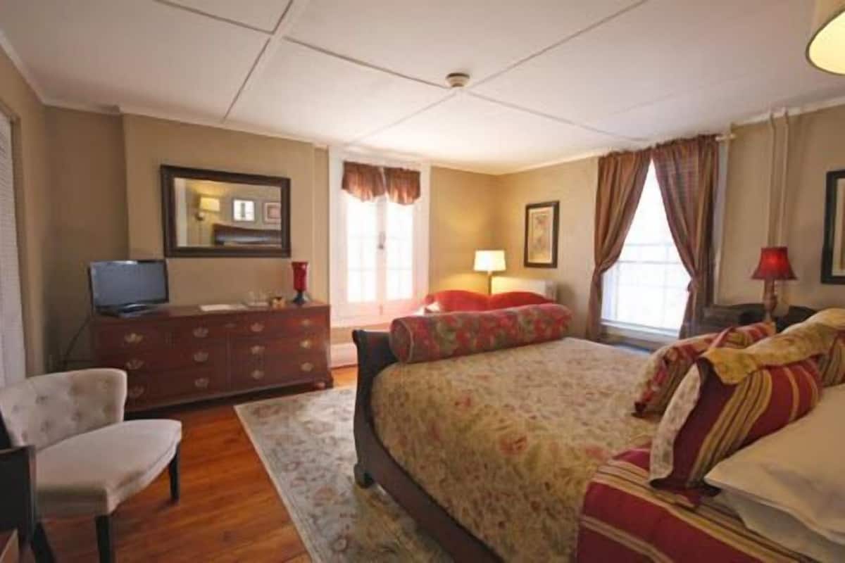 Room, 1 Queen Bed | Iron/ironing board, WiFi (free)