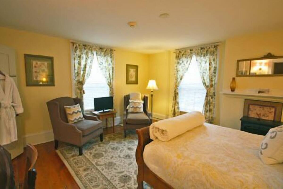 Room, 1 Queen Bed, Fireplace | Iron/ironing board, WiFi (free)