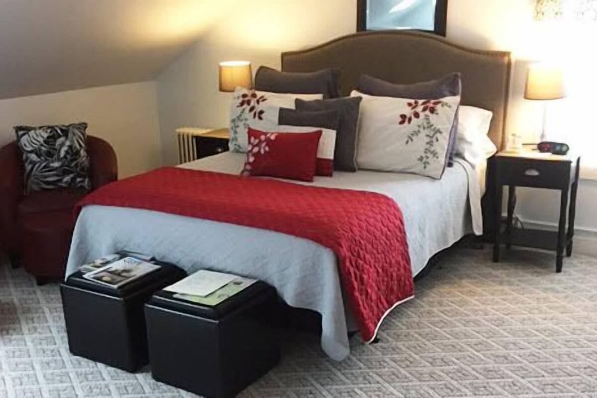 Room, 1 Queen Bed, Fireplace | Iron/ironing board, WiFi (free)