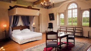 Ylelliset vuodevaatteet, työpöytä, ilmainen Wi-Fi