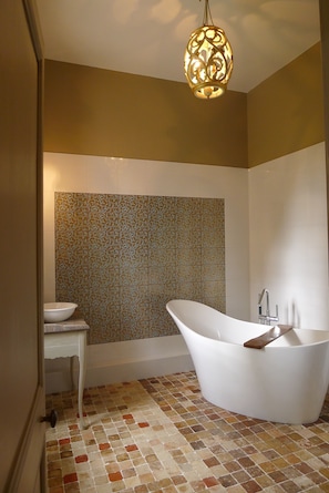 Deluxe-Zimmer | Badezimmer | Kostenlose Toilettenartikel, Bademäntel, Hausschuhe, Handtücher