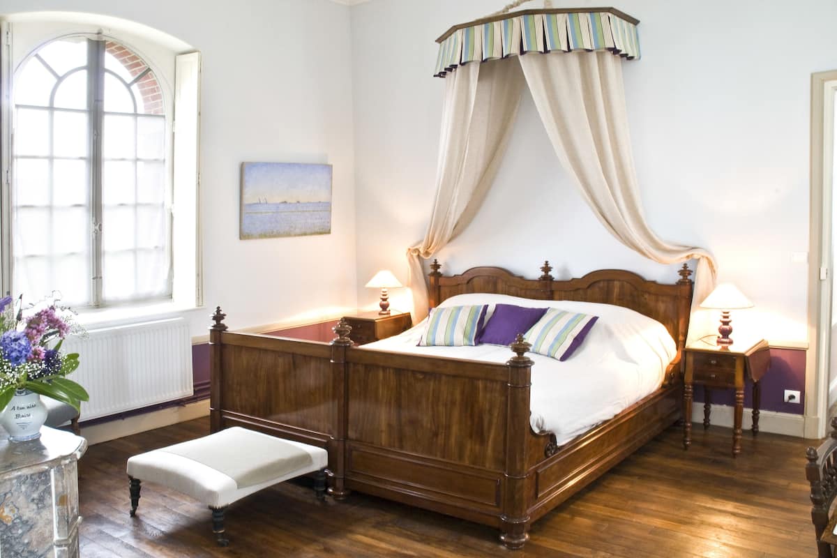 Quarto casal conforto | Roupas de cama premium, escrivaninha, Wi-Fi de cortesia