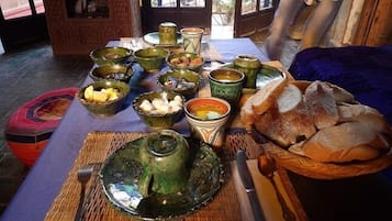 Serveert ontbijt, lunch, diner, lokale en internationale gerechten