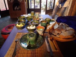 Se sirven desayunos, almuerzos y cenas; cocina local e internacional