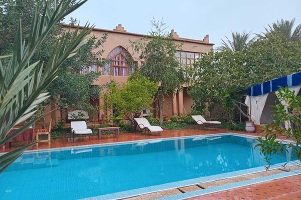 Hồ bơi ngoài trời