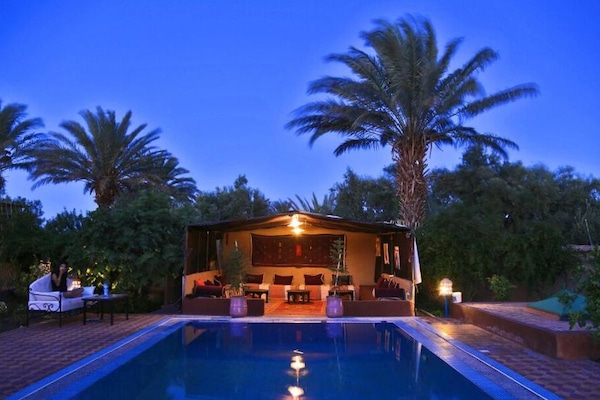 Majoituspaikan julkisivu illalla/yöllä