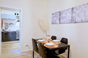 Apartment, 2 Schlafzimmer | Essbereich im Zimmer