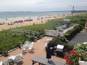 On the beach - The Sandpiper Beachfront Motel (Old Orchard Beach)
