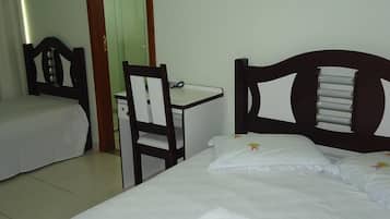 Habitación doble | 1 habitación, escritorio y cortinas blackout